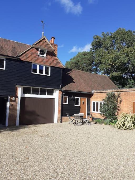 Rural Retreat Near Dorking Villa Exterior photo